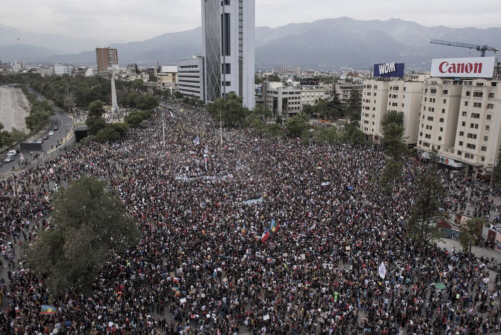 Anti-government mobilization day on Friday, October 25 in Santiago de Chile. despite the president s promises to make so